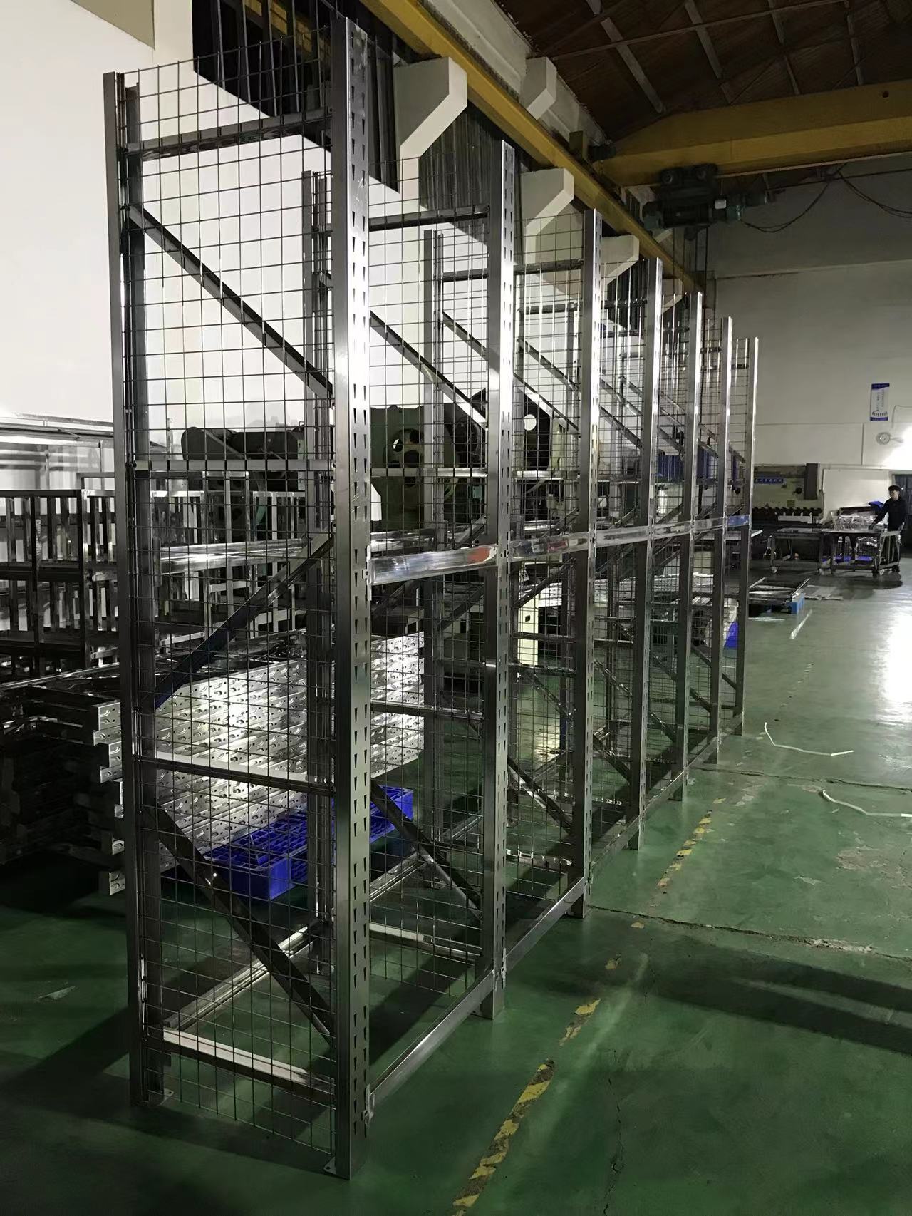 不锈钢葑网格货架在互联网物流中起着重要的作用